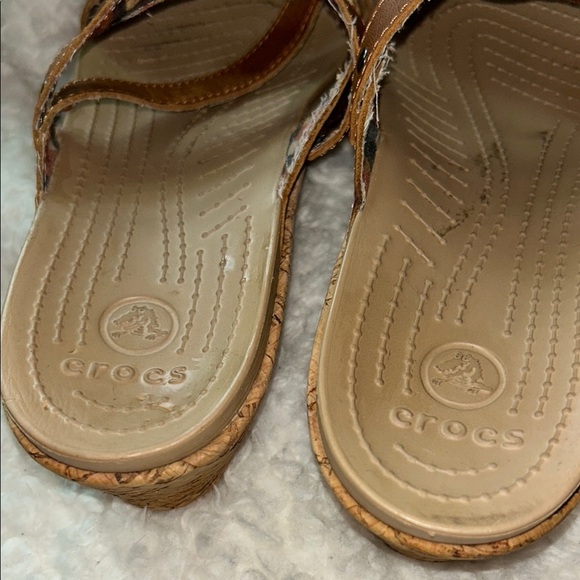 CROCS Brown Sandals with Crisscross Straps - Picture 4 of 8